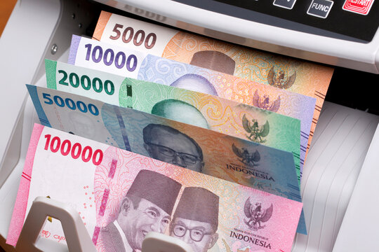 Indonesian rupiah in the counting machine