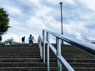 広場の階段を上る子供たち