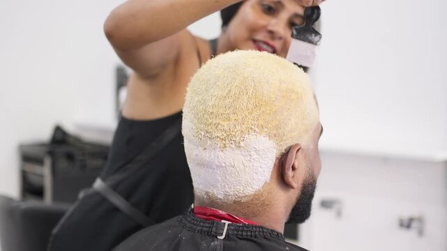 african american client and female hairdresser working at hair dyeing in beauty salon_5.MOV