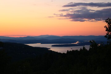 Fototapeta premium Sunset Overlooking Lake and Mountains 