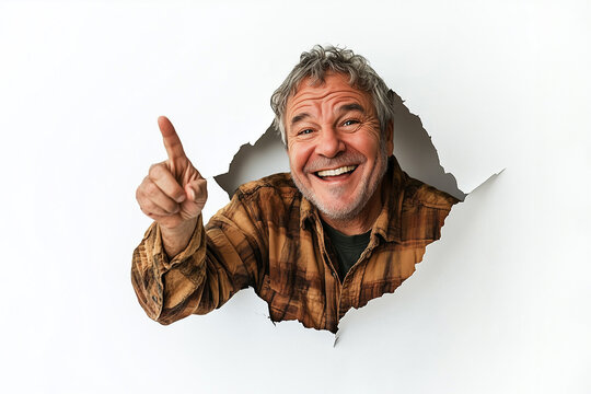 Mann steckt den Kopf durch ein Loch in der Wand und zeigt freudig, mit dem Finger auf etwas