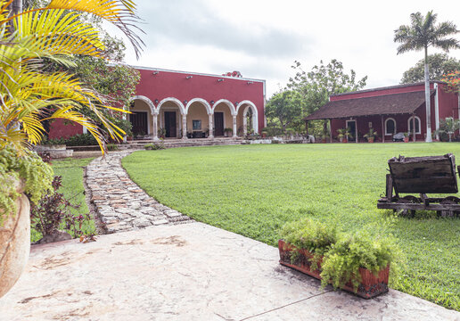 jardin de hacienda antigua en dic soleado