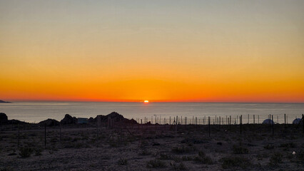 SUNSET IN THE PACIFIC OCEAN. SUN FALLS.