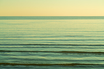 Obraz premium The surface of the sea is azure in the morning at dawn against the sky