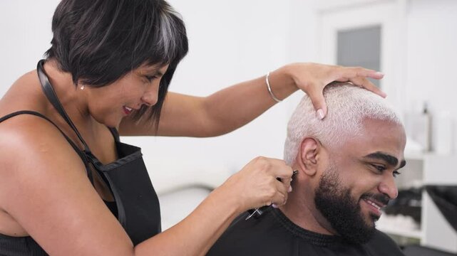 Happy and relaxed African American client and hair stylist at work during hair dyeing_4. hairstylist and beauty salon concept.MOV