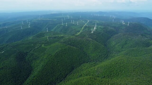 Vue a&eacute;rienne du Parc &eacute;olien de Carleton, situ&eacute; sur les sommets verdoyants de la chaine de montagne des Appalaches cotoyant le littoral de la Baie-des-Chaleurs.