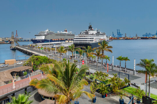 Cruiser liner at Centro Comercial El Muelle, Las Palmas de Gran Canaria, Gran Canaria, Canary Islands, Spain