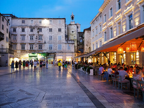 Fototapeta Pavement restaurant in Peoples Square, Split, Croatia