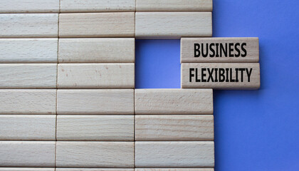 Obraz premium Business Flexibility symbol. Concept word Business Flexibility on wooden blocks. Beautiful purple background with boat. Business and Business Flexibility concept. Copy space