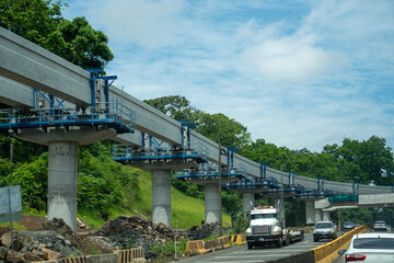 Vias del metro de Panama Oeste recorren el costado de la carretera panamericana.
