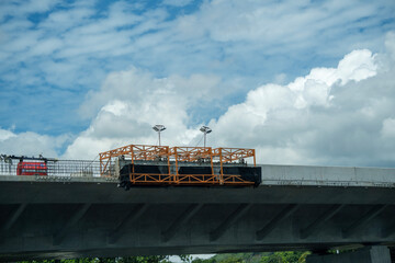 Estación de trabajo móvil utilizada en la construcción de puentes y elevados