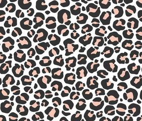 Leopard fur seamless pattern. leopard pattern. animal skin.