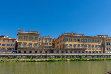 Fototapeta premium View of the architecture of the beautiful city of Florence in Italy from the Arno River