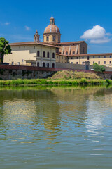 Fototapeta premium View of the architecture of the beautiful city of Florence in Italy from the Arno River