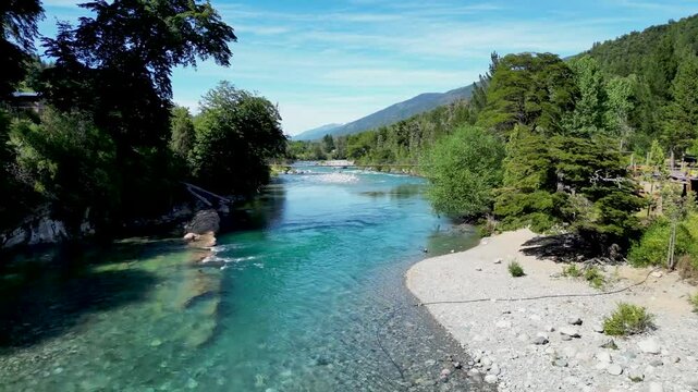 R&iacute;o azul rodeado de monta&ntilde;as, El Bolson, Argentina