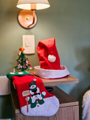 Meia natalina e gorro decoram ambiente iluminado para o Natal.