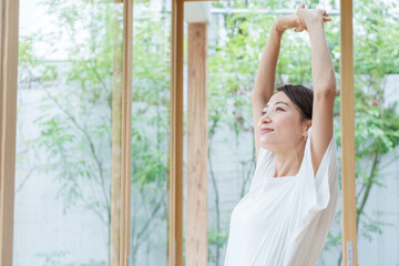 自宅でストレッチをする女性