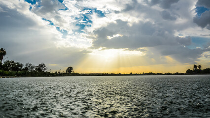 atardecer sobre el lago bajo la lluvia