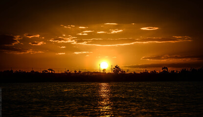 atardecer sobre el lago