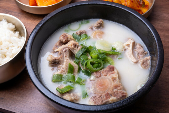 Rich and Flavorful Oxtail Soup: A Traditional Korean Comfort Food