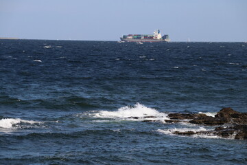 東京湾を航行するコンテナ船。