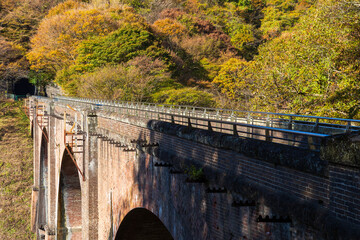 日本の風景・秋　群馬県安中市　紅葉の碓氷第三橋梁（めがね橋）