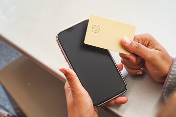 Innovative Contactless Payment Technology Utilizes Smartphone and Card for Easy Transactions