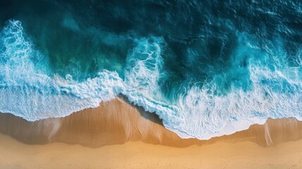 Obraz premium Aerial View of Ocean Waves Crashing on Sandy Beach