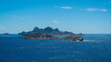 Naklejka premium Vue panoramique du littoral aux environs de Marseille par une journée lumineuse de printemps