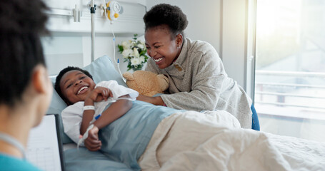 Obraz premium Child, pediatrician and mother in hospital or clinic with tickle, wellness and healthcare for treatment. Young person, woman and doctor with happiness, cheerful and joy for medical appointment as kid