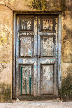 India, West Bengal, Kolkata. Old door.