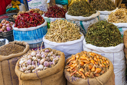 Rainawari, Srinagar, Jammu and Kashmir, India. Garlic, onions, dried herbs and dried chili peppers at a market.