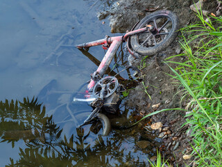 川に不法投棄された電動アシスト自転車
