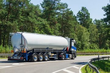 Ein Lkw mit Tanktrailer auf der deutschen Autobahn
