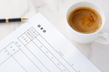 ミーティングの後にコーヒーを飲みながら、議事録を作成する
