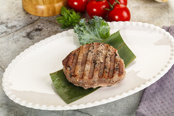Grilled tuna medallion in the plate