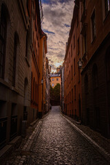 Wąskie ulice na Gamla stan w Sztokholmie © Pavlo