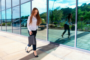 Naklejka premium Businesswoman Walking by Reflective Glass Building During Sunny Day