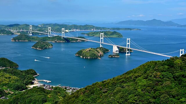 しまなみ海道_尾道市から今治市まで、瀬戸内海に浮かぶ芸予諸島の島々を橋で結び、サイクリングも楽しめる
