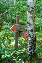 post with orange arrows pointing out a trail