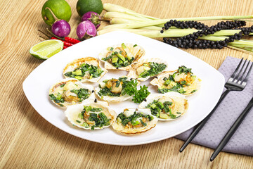 Grilled scallops with green onion