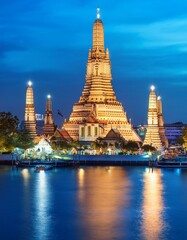 Fototapeta premium Wat Arun night view Temple in bangkok, Thailand