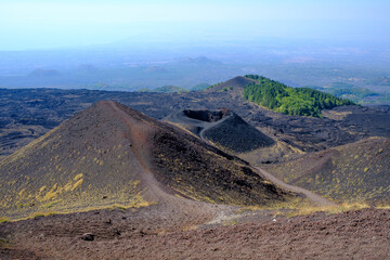 Senderismo en el Monte Etna: el Parque y el Valle del Bove, Sicilia, Italia.