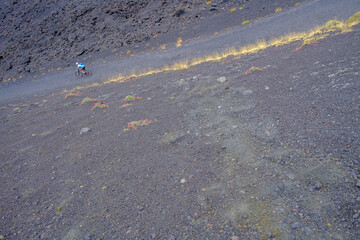 Mountain bike en el Monte Etna: el Parque y el Valle del Bove, Sicilia, Italia.