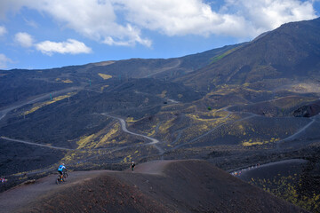 Mountain bike en el Monte Etna: el Parque y el Valle del Bove, Sicilia, Italia.