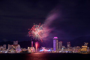 花火と神戸の街の夜景
