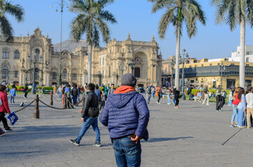 Obraz premium Persona en primer plano caminando en la Plaza Mayor de Lima