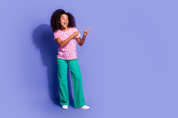 Obraz premium Photo of lovely positive woman wear stylish clothes recommend empty space isolated on purple color background