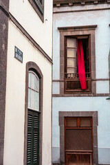 the window with te red gurtain