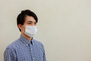 マスクをつけた男性
